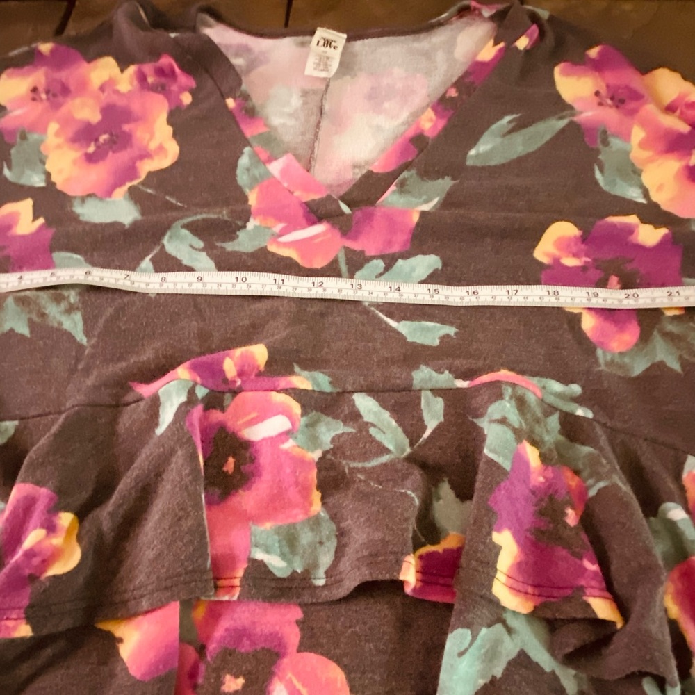 NWOT - Cute Women’s 3x Blouse with high low hem line w/ ruffles, V-Neck